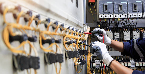 Professional Electrician technician working in Peridot, AZ